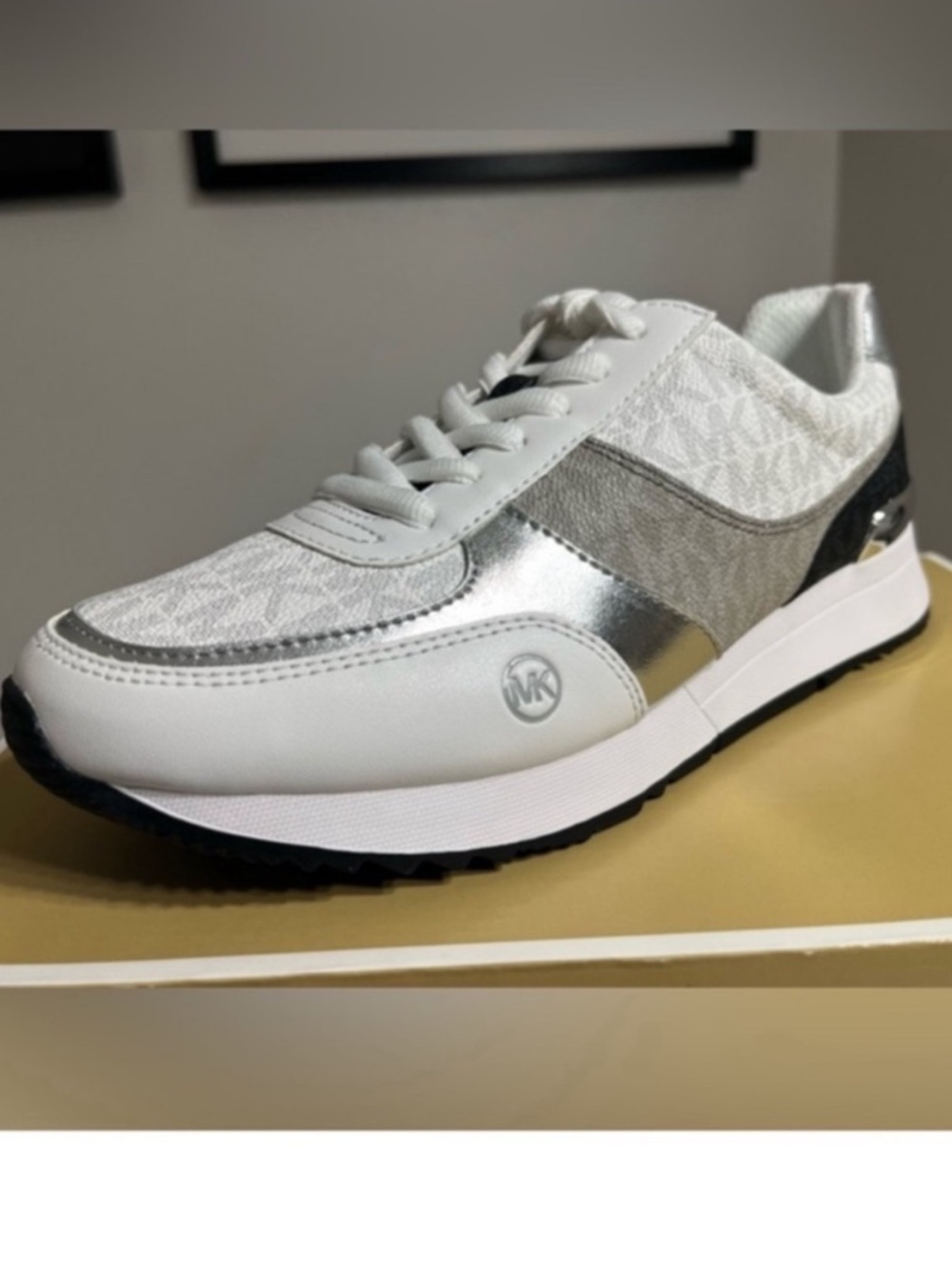 MICHAEL KORS SHOES
BRAND NEW
Never been used